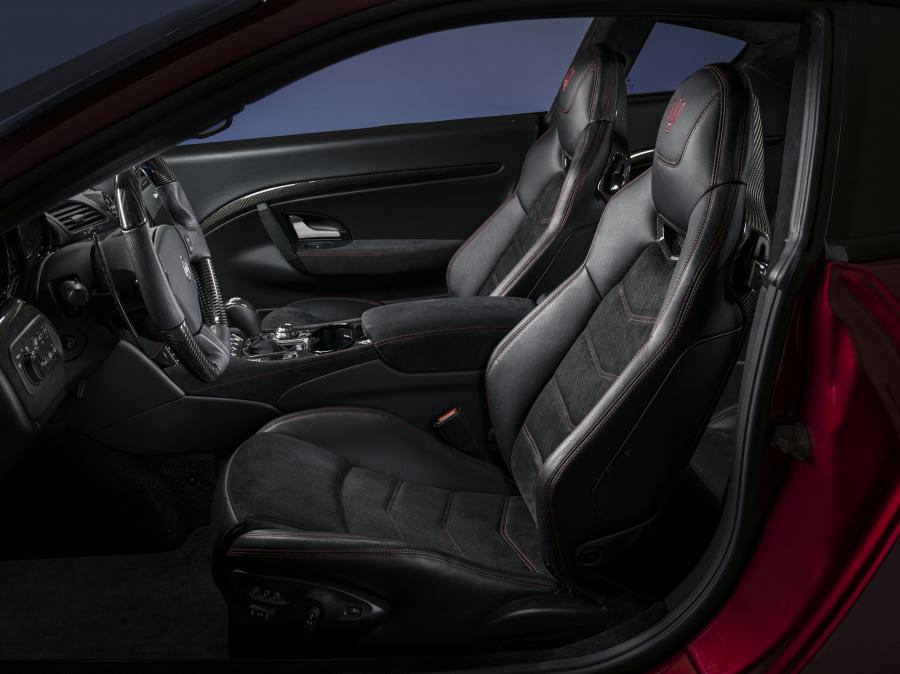 Интерьер Maserati GranTurismo MC 2017 года  (фото 19 из 70)